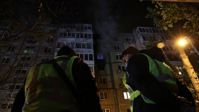Пошкоджений будинок у Києві через атаку РФ