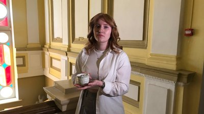 Рельєфна та з підставкою всередині: у Житомирі зберігається 200-літня чашка для чоловіків із вусами Рельєфна та з підставкою всередині: у Житомирі зберігається 200-літня чашка для чоловіків із вусами