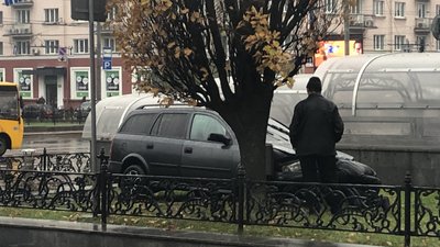 Уникав зіткнення: у центрі Чернігова: Opel «вилетів» на газон Уникав зіткнення: у центрі Чернігова: Opel «вилетів» на газон