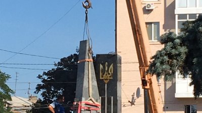 У Житомирі почали встановлювати стелу для пам'ятника Захисникам України У Житомирі почали встановлювати стелу для пам'ятника Захисникам України