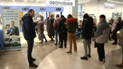 "Стояли близько п'яти годин у черзі". В Одесі зросла кількість охочих зробити закордонний паспорт
