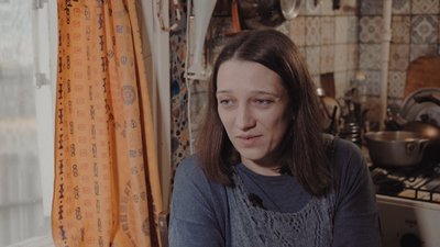 Створює керамічний посуд, прикраси та музичні інструменти. Катя Гєза