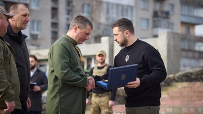 Зеленський відвідав Охтирку на Сумщині та вручив відзнаку міста-героя Зеленський відвідав Охтирку на Сумщині та вручив відзнаку міста-героя