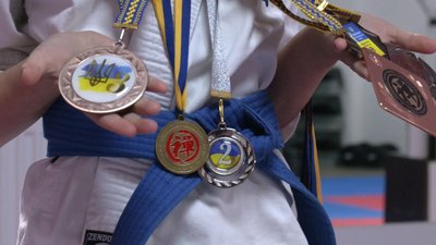 8-річна каратистка з Прикарпаття Аліна Данів виставила на аукціон свої медалі, щоб допомогти ЗСУ 8-річна каратистка з Прикарпаття Аліна Данів виставила на аукціон свої медалі, щоб допомогти ЗСУ