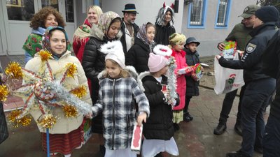 В Ужгороді патрульні та священники готували кутю для переселенців В Ужгороді патрульні та священники готували кутю для переселенців