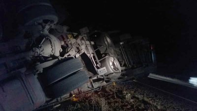 На Миколаївщині перекинувся вантажний автомобіль Scania: водія заблокувало всередині