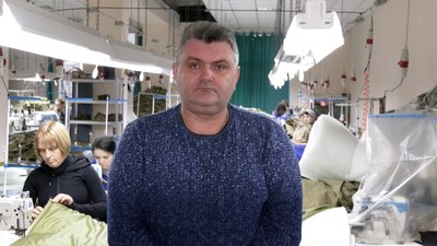 Понад 100 курток на день: у Чернігові підприємство шиє форму для ЗСУ