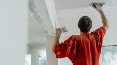 Відбудова зруйнованих через російські обстріли будинків на Херсонщині: як волонтери БУР допомагають громадам Відбудова зруйнованих через російські обстріли будинків на Херсонщині: як волонтери БУР допомагають громадам