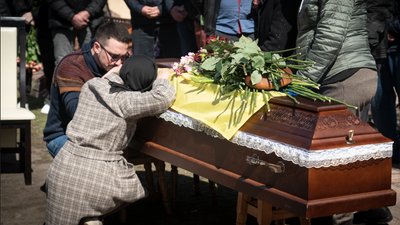 У Мотижині поховали родину старости села, вбиту росіянами У Мотижині поховали родину старости села, вбиту росіянами