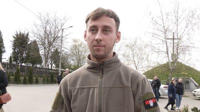 "Першим йшов у бій, останнім з нього виходив". У Вовчинці Івано-Франківської громади поховали воїна Олега Койляка "Першим йшов у бій, останнім з нього виходив". У Вовчинці Івано-Франківської громади поховали воїна Олега Койляка