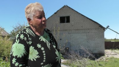"Падати духом не можна: життя продовжується". Попри постійні вибухи, жителі Юльївки садять городину й чекають перемоги