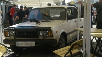 У Сумах автівка в'їхала у літній майданчик — троє людей доправили до лікарні