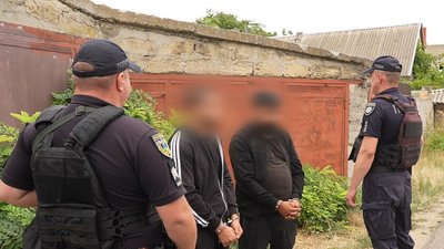 Видавали себе за волонтерів: на Одещині групу підозрюють у шахрайстві з продажем авто для ЗСУ Видавали себе за волонтерів: на Одещині групу підозрюють у шахрайстві з продажем авто для ЗСУ