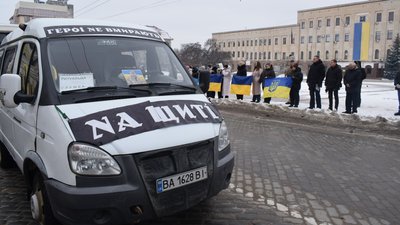 Траурний кортеж зупинився біля площі Героїв Майдану. 23 лютого 2026 рік