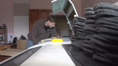 Тернополянин Тарас Малиновський вирізає елементи для військових аптечок Тернополянин Тарас Малиновський вирізає елементи для військових аптечок