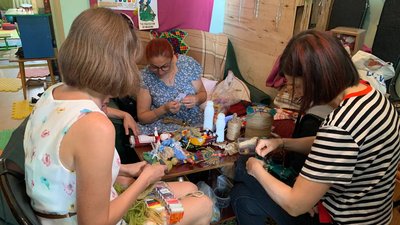 У Тернополі волонтерки виготовляють ляльки-мотанки У Тернополі волонтерки виготовляють ляльки-мотанки