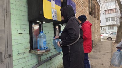 Місцеві жителі набирають воду з пунктів видачі води
