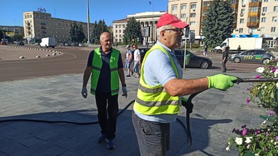 До 14 тонн води щодня витрачається на полив квітників та дерев у Житомирі До 14 тонн води щодня витрачається на полив квітників та дерев у Житомирі