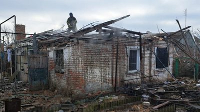 Пошкоджені будинки та адмінбудівля. Армія РФ вдарила по Нікополю на Дніпропетровщині