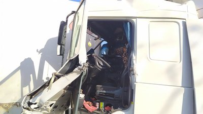 На трасі М-14 сталася ДТП: зіткнулися дві вантажівки На трасі М-14 сталася ДТП: зіткнулися дві вантажівки