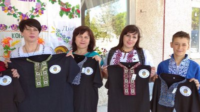 Волонтери Тернопільщини зібрали 60 футболок з вишивкою для ЗСУ