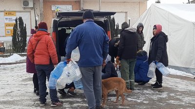 "Життя налагоджується, аби мирне небо було". Миколаївські волонтери доставили допомогу жителям постраждалих сіл "Життя налагоджується, аби мирне небо було". Миколаївські волонтери доставили допомогу жителям постраждалих сіл
