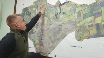 Юрій Заволока показує на розташування одного з курганів на Миколаївщині, 7 лютого 2024 року. Юрій Заволока показує на розташування одного з курганів на Миколаївщині, 7 лютого 2024 року.