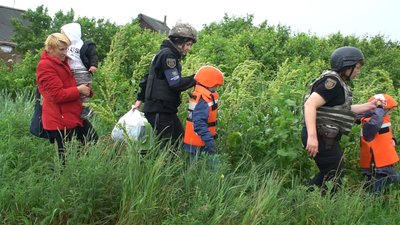 З села Приморське на Запоріжжі поліцейські евакуюють родини з дітьми З села Приморське на Запоріжжі поліцейські евакуюють родини з дітьми