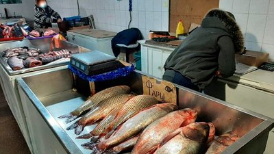 Продавали рибу без документів: поліцейські у Херсоні перевірили ринки Продавали рибу без документів: поліцейські у Херсоні перевірили ринки