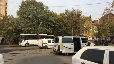 Напад на автобус: біля Харківського апеляційного суду посилили заходи безпеки