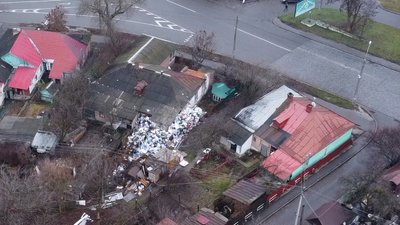 У Полтаві хочуть вивезти сміття із подвір’я жінки, яка збирає його 20 років У Полтаві хочуть вивезти сміття із подвір’я жінки, яка збирає його 20 років