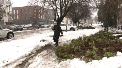 Оминаючи кучугури та перестрибуючи калюжі — як Черкаси справляються з відлигою Оминаючи кучугури та перестрибуючи калюжі — як Черкаси справляються з відлигою