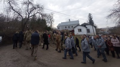 Поховали бійця на кладовищі в рідному селі Поховали бійця на кладовищі в рідному селі