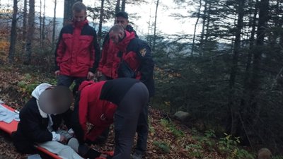 У Карпатах рятувальники допомогли спуститися з гори травмованій туристці У Карпатах рятувальники допомогли спуститися з гори травмованій туристці