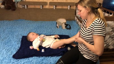 Зарядка та масаж — щоденні процедури дворічного Павлика Мотички, котрий хворіє на СМА Зарядка та масаж — щоденні процедури дворічного Павлика Мотички, котрий хворіє на СМА