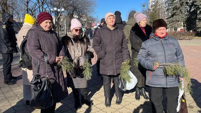 Принесли надгробний хрест: у Черкасах мітингують проти вирубки лісу Принесли надгробний хрест: у Черкасах мітингують проти вирубки лісу