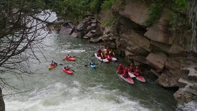 У Яремчі на річці Прут змагаються рафтингісти У Яремчі на річці Прут змагаються рафтингісти