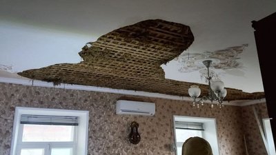 Аварія на колекторі у Херсоні: не всі з шести пошкоджених будинків придатні для проживання Аварія на колекторі у Херсоні: не всі з шести пошкоджених будинків придатні для проживання
