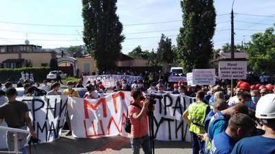 Під Миколаївським апеляційним судом зібралися люди.Чого вимагають