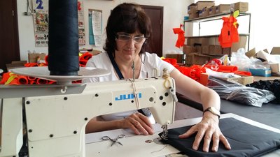 Плащі-намети, сидіння та шапки для військових шиють на підприємстві Українського товариства глухих в Ужгороді