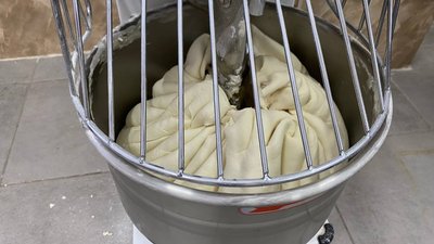 "Вкладаємо частинку любові": у Вінницькому центрі профтехосвіти випікають хліб для переселенців "Вкладаємо частинку любові": у Вінницькому центрі профтехосвіти випікають хліб для переселенців