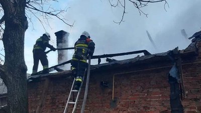 Через пожежу на Львівщині жінка отруїлася димом, а чоловік отримав опіки