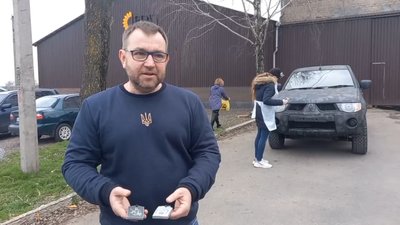Дитячі малюнки для маскування та захисту військових. На Запоріжжі провели мистецьку акцію з розфарбовування пікапу Дитячі малюнки для маскування та захисту військових. На Запоріжжі провели мистецьку акцію з розфарбовування пікапу