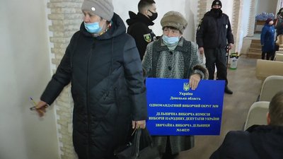 На Донеччині, на виборчому окрузі №50, розпочали видавати бюлетені для дільниць На Донеччині, на виборчому окрузі №50, розпочали видавати бюлетені для дільниць