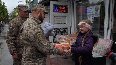 У Чернігові дівчинка продає компот, аби назбирати грошей для ЗСУ