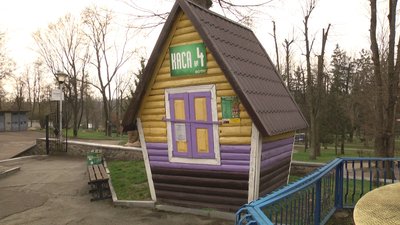 У Житомирі в парку культури і відпочинку розпочали косметичний ремонт дитячих атракціонів У Житомирі в парку культури і відпочинку розпочали косметичний ремонт дитячих атракціонів
