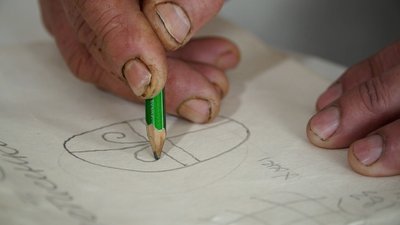 Візерунки у вигляді котячих лап: житель Сосниці видав збірку орнаментів писанок Візерунки у вигляді котячих лап: житель Сосниці видав збірку орнаментів писанок