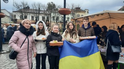В Івано-Франківську школярі організували благодійний ярмарок, щоб допомогти ЗСУ В Івано-Франківську школярі організували благодійний ярмарок, щоб допомогти ЗСУ
