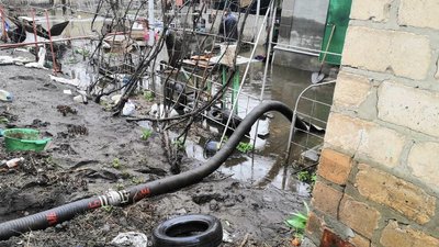 У Краматорську рятувальники відкачують воду з будинків: жителі скількох осель звернулись по допомогу