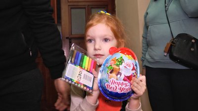 Кожна дитина з гостини святого Миколая виходить з подарунком. 12 грудня 2022 рік Кожна дитина з гостини святого Миколая виходить з подарунком. 12 грудня 2022 рік